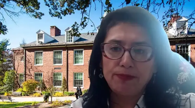 Presentan podcast sobre IA dirigido a comunidad hispana