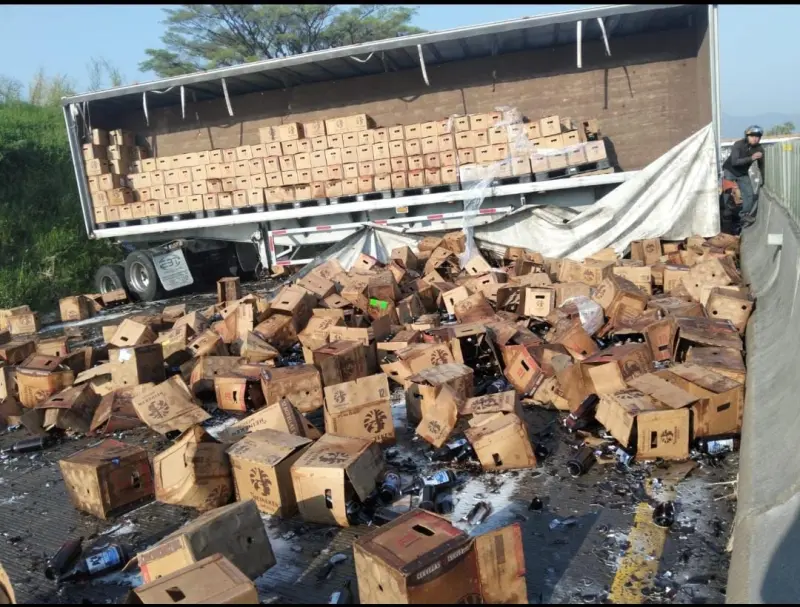 Vuelca tráiler que transportaba cervezas en Amatlán