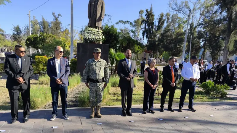 Autoridades leonesas rinden homenaje a Benito Juárez en el aniversario de su natalicio