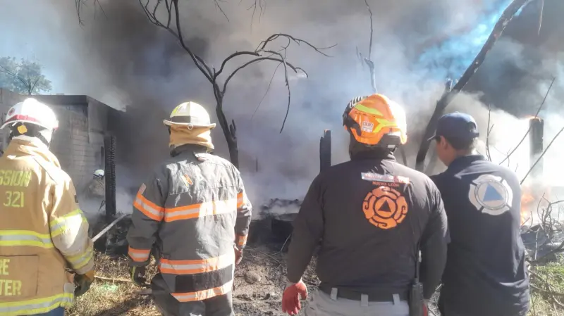 Incendio en tiradero de llantas moviliza a cuerpos de auxilio en Juárez
