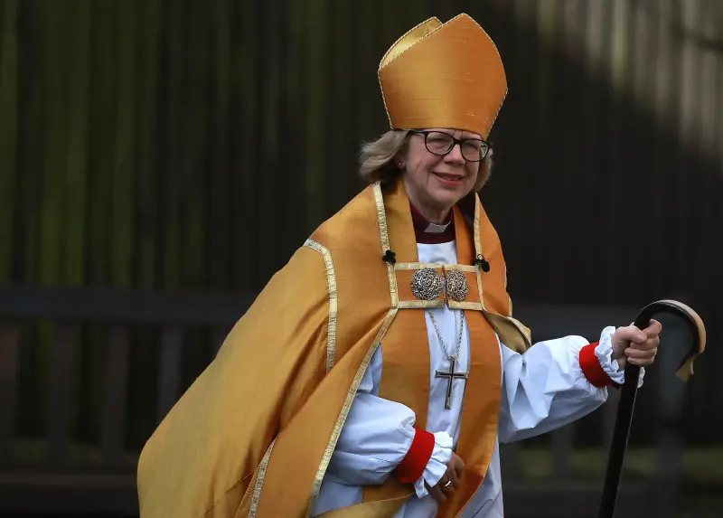 Sarah Mullally fue investida como arzobispa de Canterbury y líder de la Iglesia anglicana