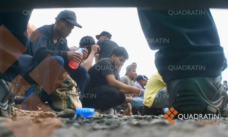 Hallan a 250 migrantes hacinados dentro de tráiler en Xalalapa