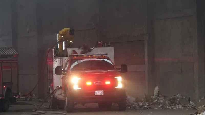 Policías viales de León combaten incendio en recicladora del Timoteo Lozano