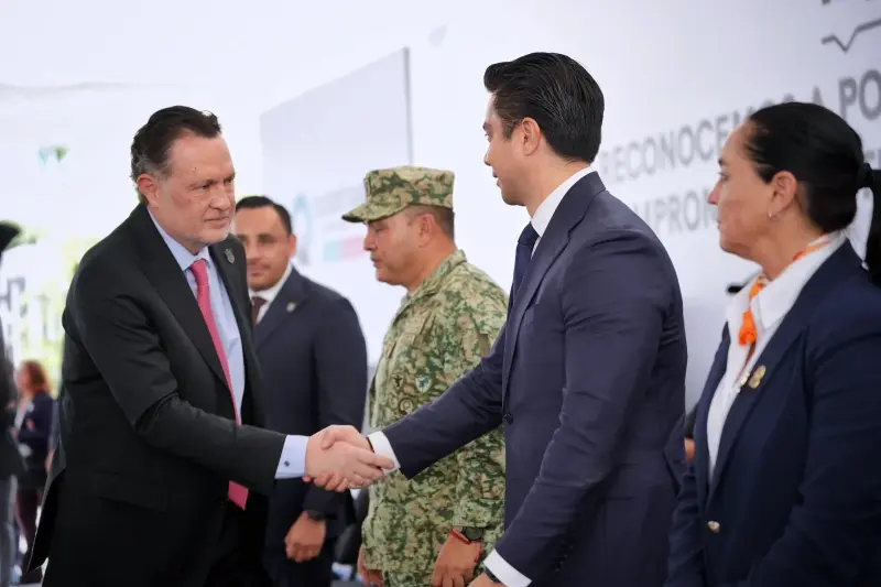 Encabezan Mauricio Kuri y Felifer Macías entrega del Mérito Policial