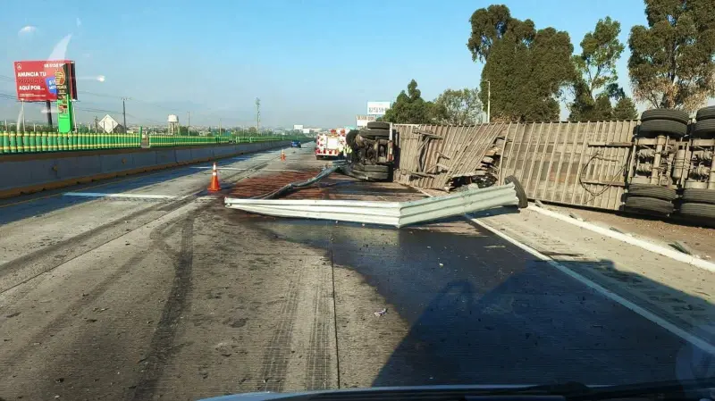 Vuelca tractocamión en la México–Puebla y paralizan la autopista