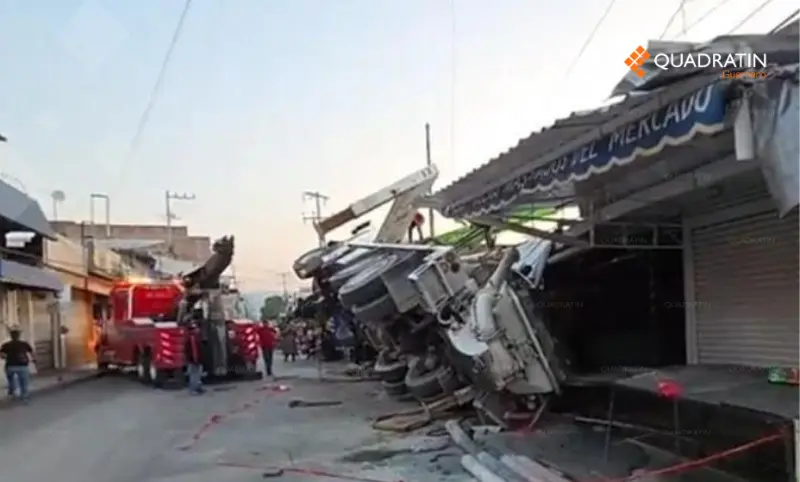 Vuelca pesada revolvedora de cemento y colapsa en el mercado de Iguala