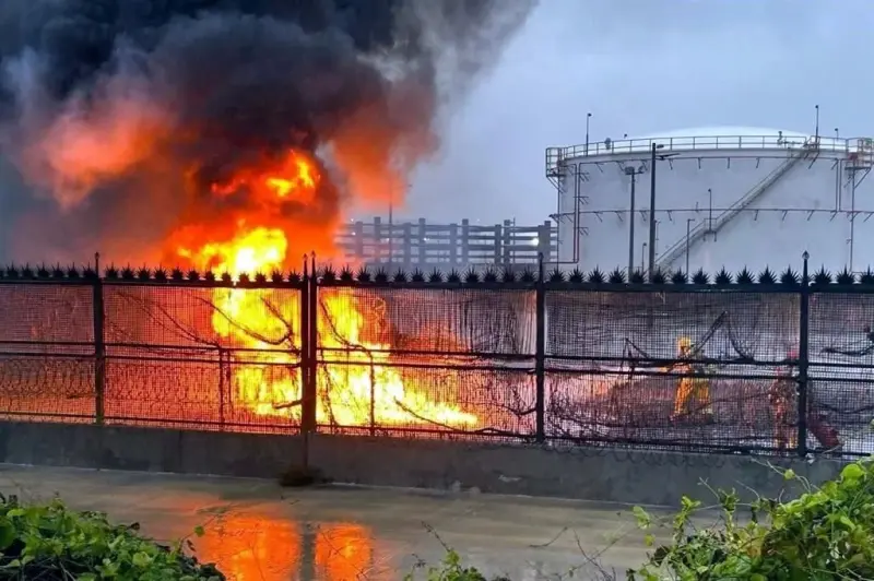 Urgen reubicar escuelas tras incendio en refinería