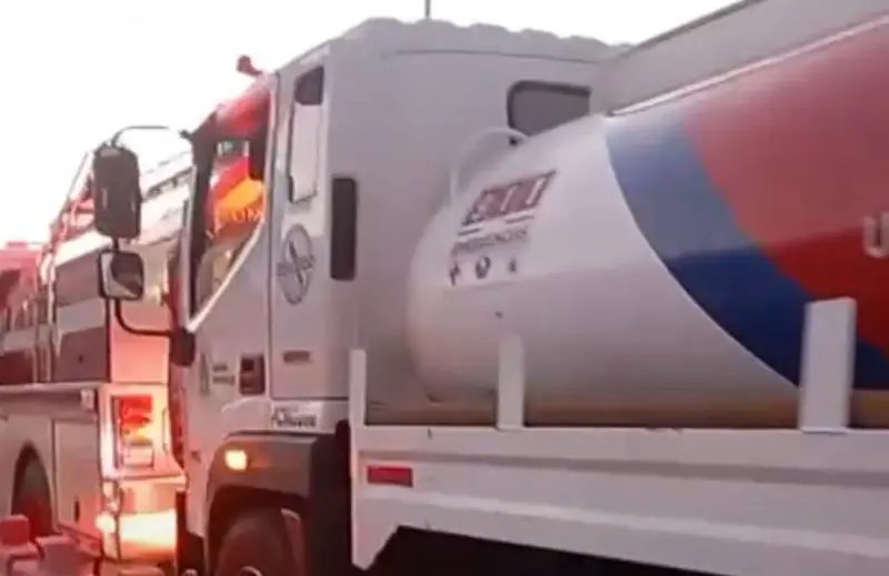 Se incendia maleza en el río Santa Catarina; logran controlarlo a tiempo