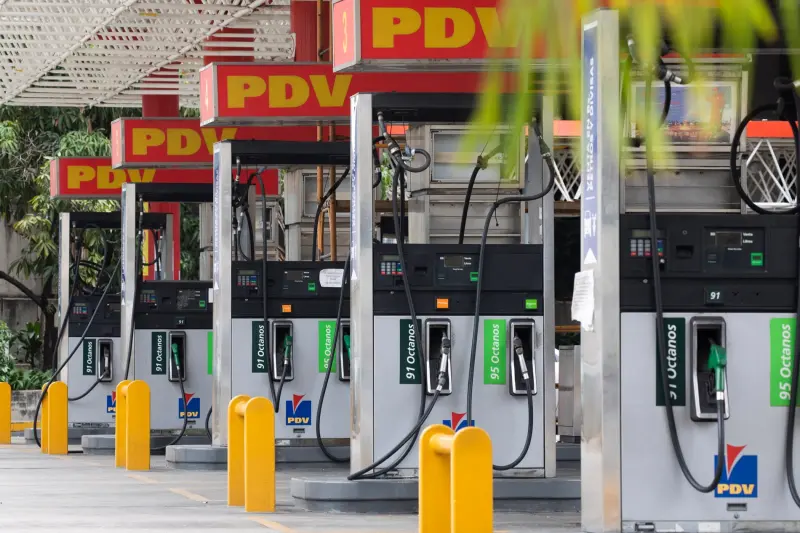Mientras Venezuela busca aumentar las inversiones petróleras, actualmente el País cuenta con tres tipos de gasolina para surtir los vehículos, una de ellas subsidiada, pero los venezolanos deben someterse a largas filas, además de registrarse en una aplic