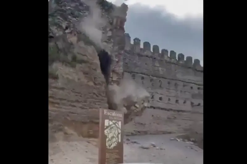 Colapsa torre de castillo en España minutos antes de recibir turistas
