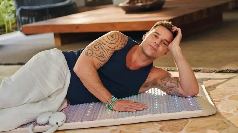 Ricky Martin le baja el novio a exreina de belleza; chanclas delatan infidelidad 