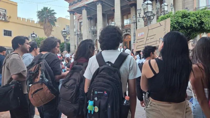 Protestan en restaurante por presunto encubrimiento de agresor en marcha 8M