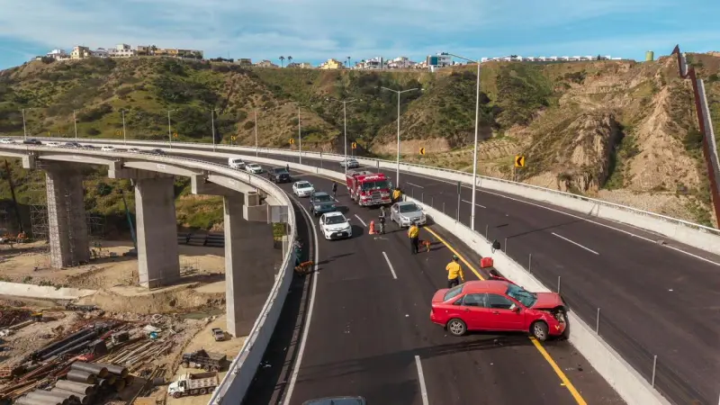 Conductora choca contra muro en el viaducto elevado de Tijuana rumbo al Aeropuerto