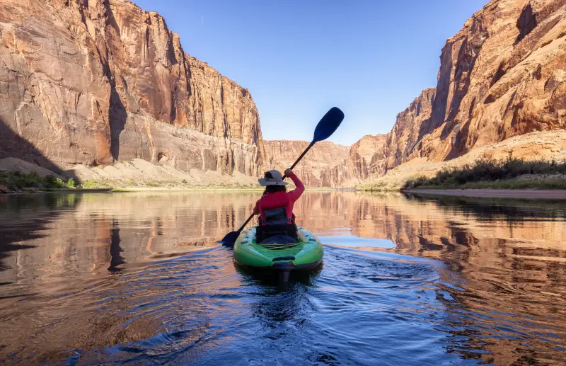 Kayak en Arizona: Ejercítate entre lagos, ríos y parques estatales del Gran Cañón