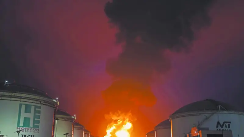 Irán amenaza con destruir infraestructura petrolera