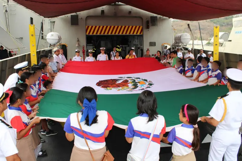 Visitan niños de la escuela Flores Magón Octava Región Naval en Acapulco