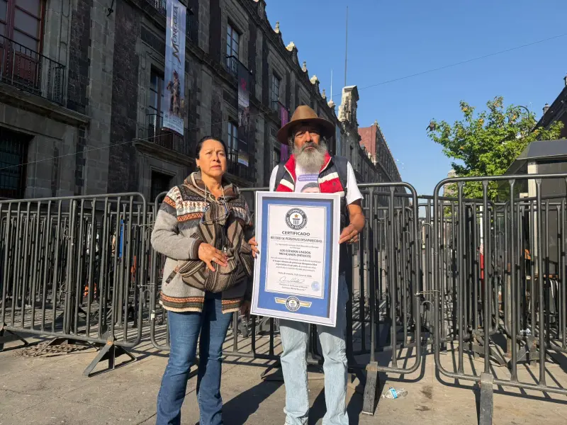 Padres buscadores llegan a mañanera con Récord Guinness de desaparecidos