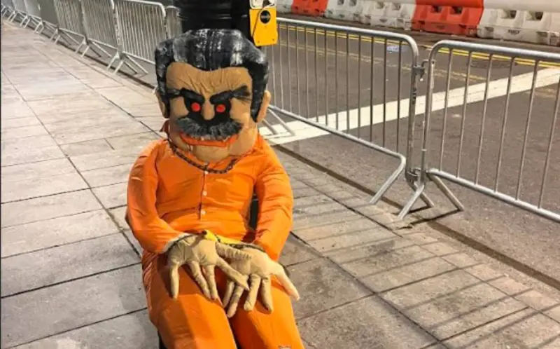 Exhiben muñeco de Maduro en corte de NY durante audiencia