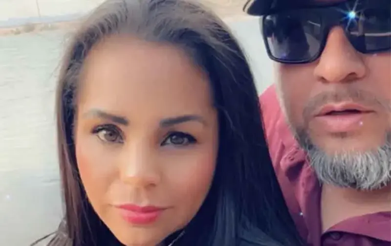 Piden apoyo para mujer a quien un hacha atravesó parabrisas de su auto