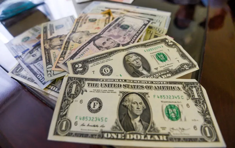 Madrugada ‘de terror’ para el peso: Sube precio del dólar por aumento en costo del barril del petróleo