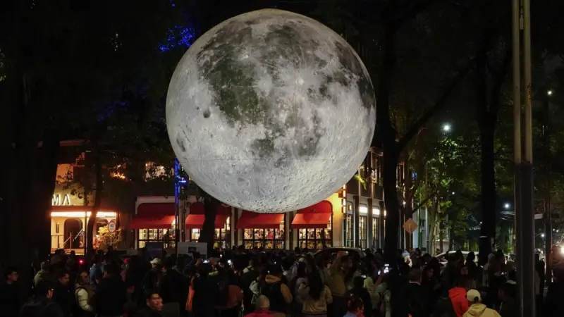 Luna gigante en Paseo de la Reforma, ¿hasta cuándo podrás verla en CDMX?