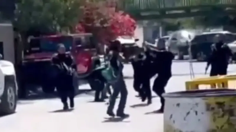 Nuevo León: policía de Guadalupe abaten a hombre con machete y cargando un niño; hecho divide opiniones