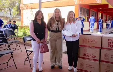 Entrega Dayana Pérez Mendoza tenis a alumnos de Salvador Escalante