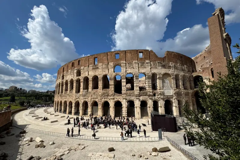 El Coliseo de Roma recupera esplendor con mármol original
