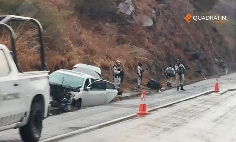 Choque y volcadura dejan un muerto y 2 lesionados en Autopista del Sol