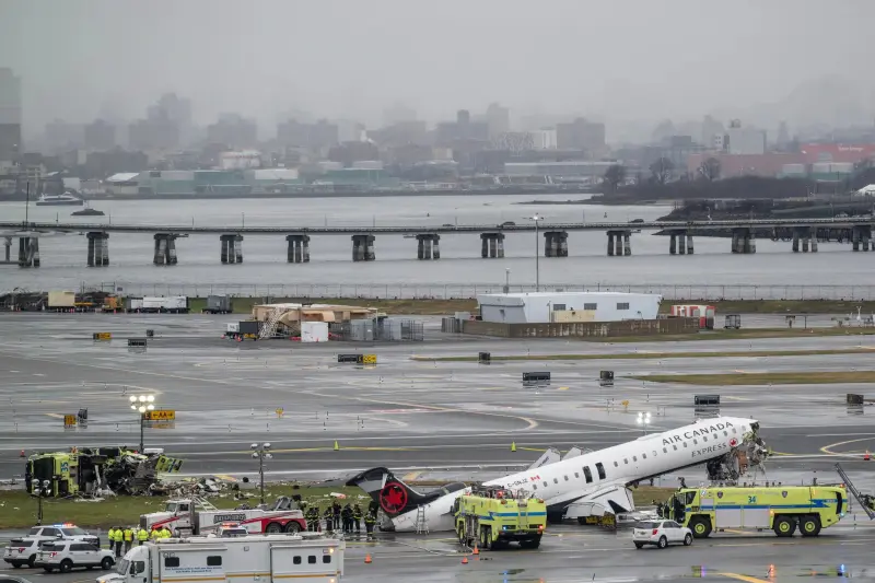 Los pasajeros del avión que chocó en LaGuardia se prepararon para un aterrizaje difícil antes de la coalición
