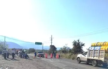 Bloquean maestros la México 200 en Aquila exigen plazas a la etnia nahua