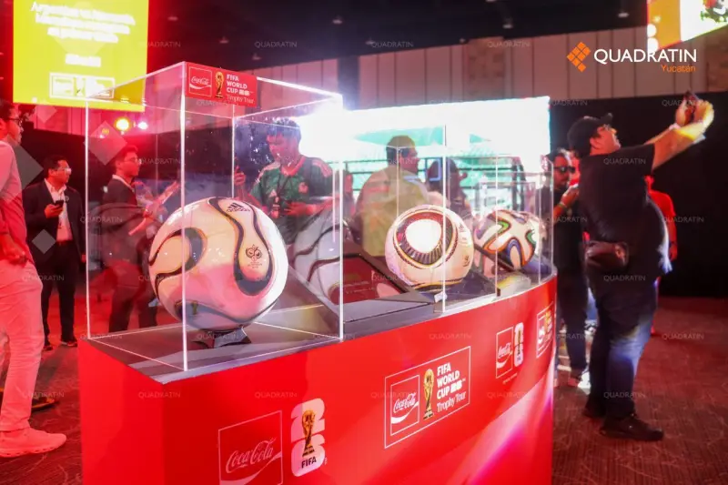 Meridanos viven la experiencia de apreciar el trofeo original de la Copa del Mundo