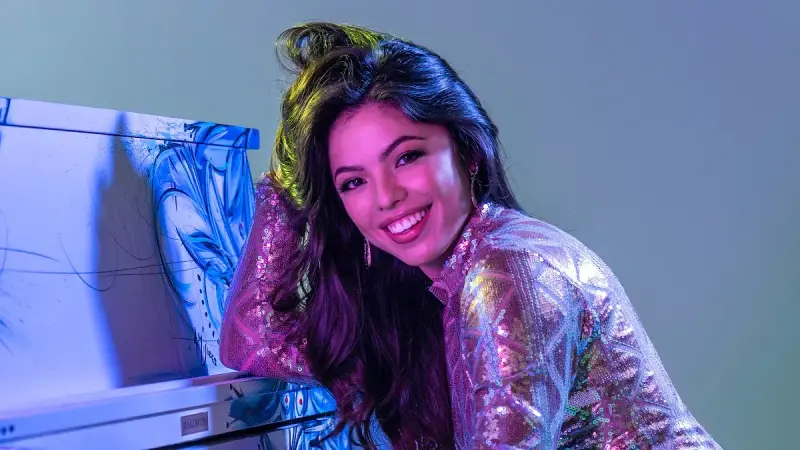 Sara Ángel honra su herencia musical y debuta con ritmo ‘popteño’