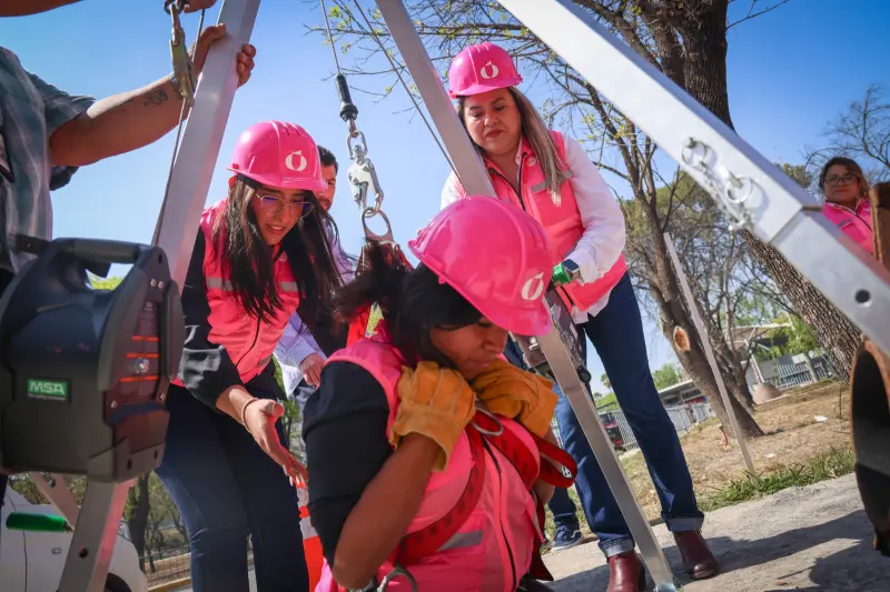 Impulsa AyD capacitación operativa para mujeres con programa Cascos Rosas
