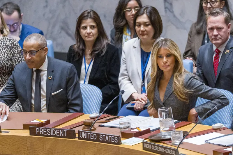 Crónica del dorado animado: Melania o el vacío como propaganda