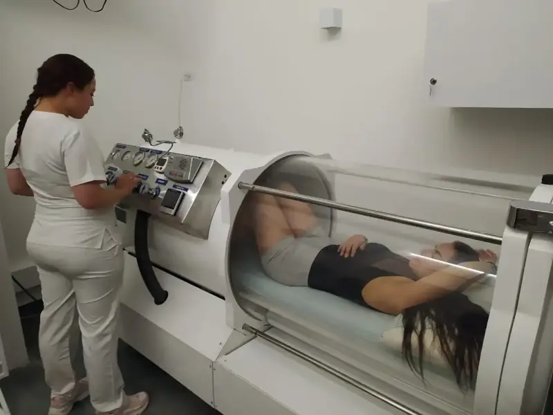 ¿La cámara hiperbárica funciona contra el envejecimiento? Médicos advierten sobre su uso