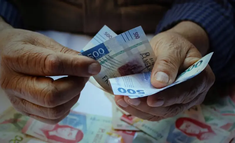 Con 3.4 billones de pesos en circulación y un alza anual de 7.3%, Banxico confirmó que el efectivo superó la recaudación del ISR 2025 y mantiene a México como economía intensiva en dinero físico