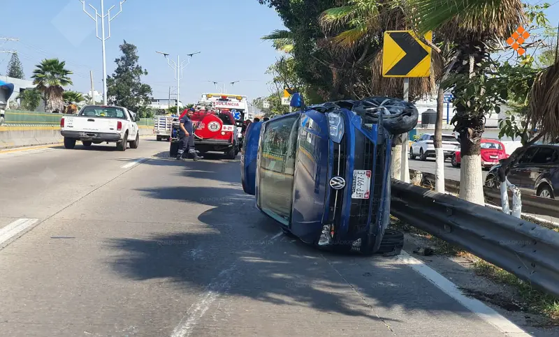 Se vuelca tras conducir a exceso de velocidad en bulevar de Chilpancingo