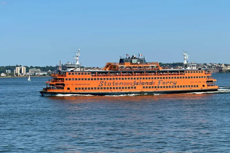 Regresa la venta de alcohol al ferry de Staten Island tras 5 años
