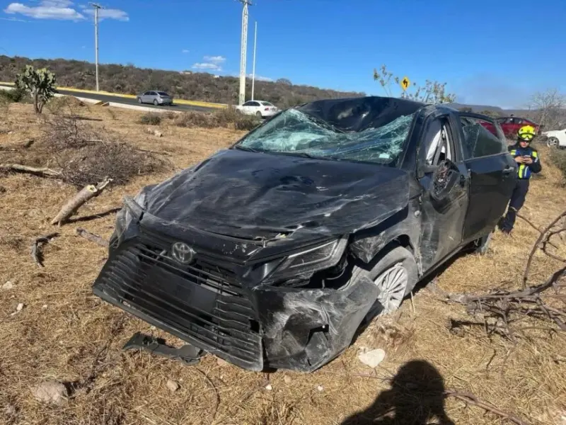Volcadura en Bernardo Quintana deja un lesionado