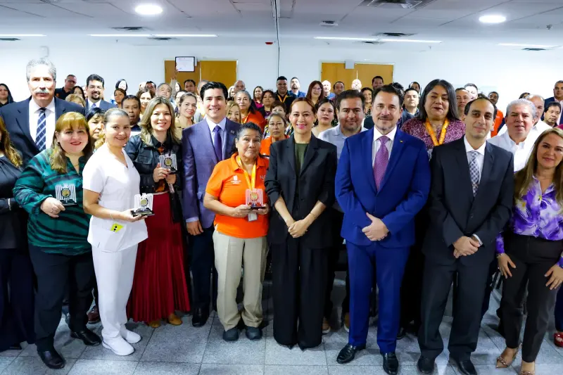 Reconocen a 400 servidores públicos de Nuevo León