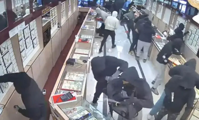 Roban joyería y se llevan 1.7 mdd en California 