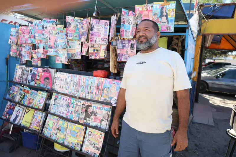 Gabriel mantiene vivo su puesto de revistas con 30 años de historia en el Mercado Número 2 de Hermosillo