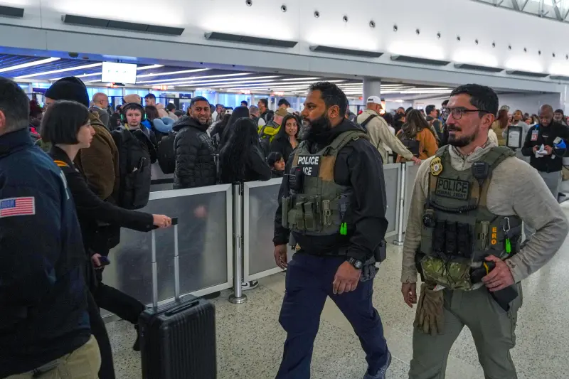 Despliegan a agentes del ICE en 14 aeropuertos de Estados Unidos