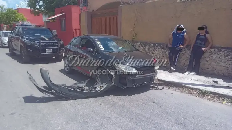Choque en Motul por no respetar señal de alto deja cuantiosos daños materiales