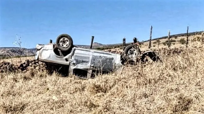 Mueren 4 al volcar pick up en carretera