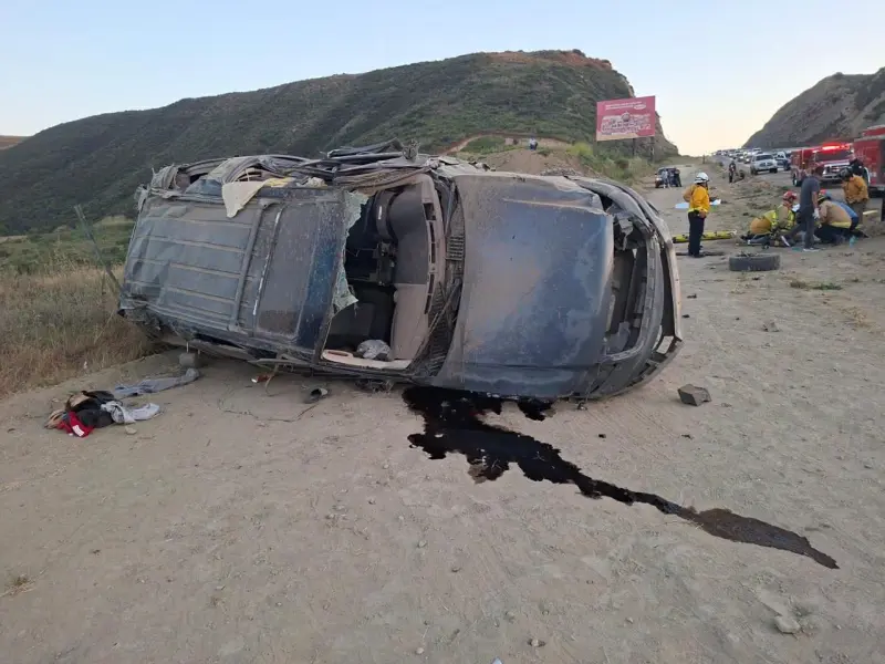 Tragedia en el Bulevar 2000; volcadura deja tres muertos y tres lesionados en Rosarito