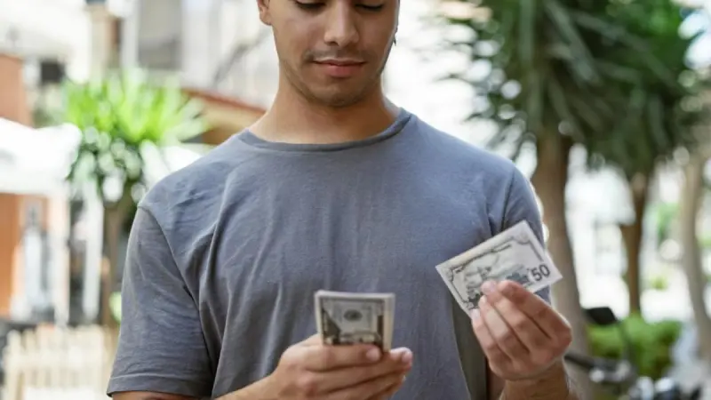 ¿Por qué a los jóvenes les cuesta ahorrar? Una explicación desde el tiempo y la cultura económica