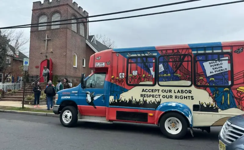 Llega Bus de la Justicia a Trenton bajo vigilancia de ICE