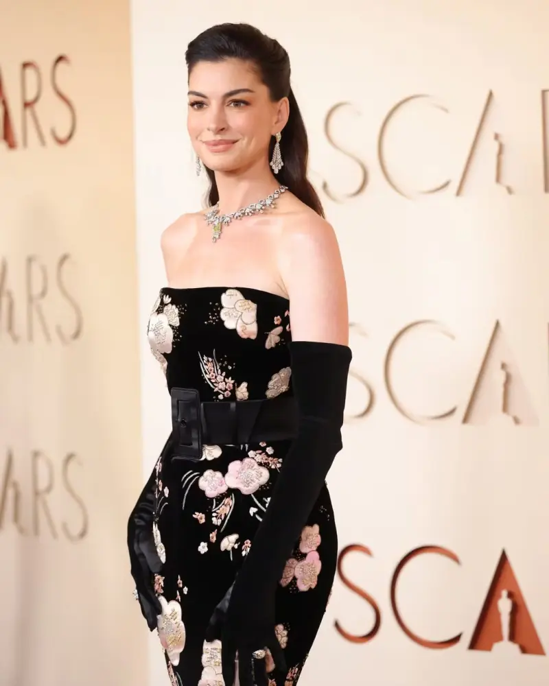 Demi Moore, Jacob Elordi y Anne Hathaway destacan en la alfombra roja de los Oscar 2026